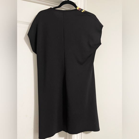 Beautiful v necked short dress - Picture 3 of 3